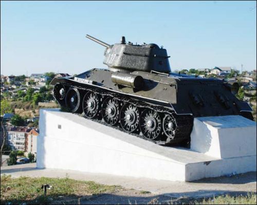 танк на Красной горке в Севастополе