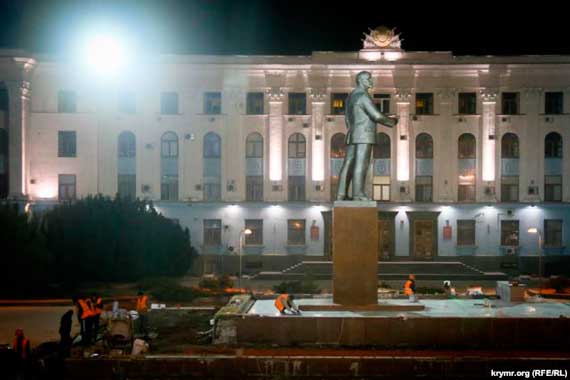 памятник Ленину на одноименной площади в Симферополе