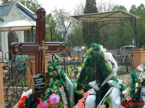 В Севастополе на могиле Виктора Януковича-младшего появилась табличка с именем и датами жизни и смерти