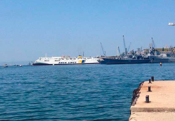 в Севастопольскую бухту на ремонт зашел греческий паром