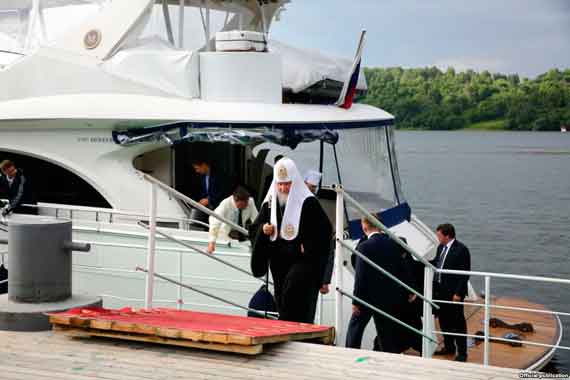 Глава Русской православной церкви восходит на берег