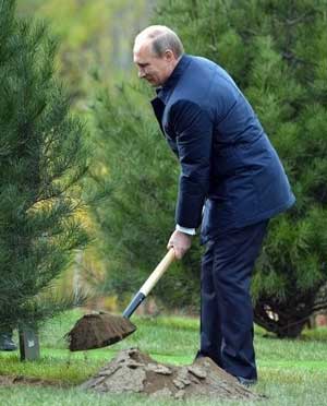 Владимир Путин с лопатой