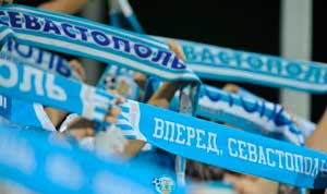 Севастопольский футбольный клуб за собственные деньги выпустит новые шарфы для своих болельщиков ("розы")