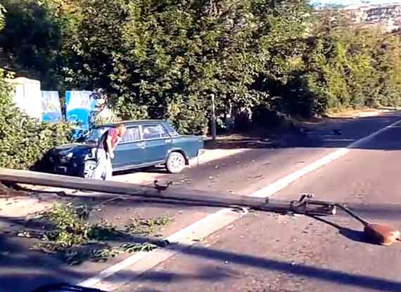 в Инкермане произошло дорожно-транспортное происшествие, участниками которого стали два столба и автомобиль «Жигули»