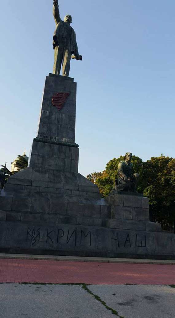 В Севастополе на памятнике Ленину нарисовали трезубец