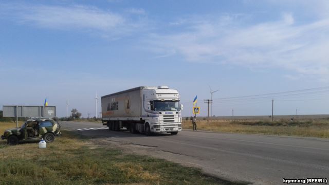 Водители грузовиков продолжают покидать пункты пропуска на административной границе с Крымом в Херсонской области