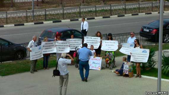 В Севастополе женщины с детьми вышли на акцию протеста против выселения из общежития