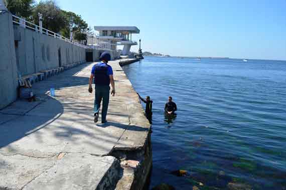 В акватории Севастопольской бухты водолазы МЧС извлекли снаряды времён ВОВ