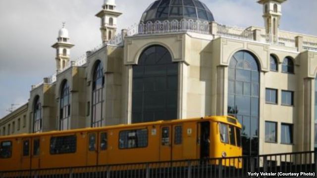 В Берлине, по обвинению в призывах в интернете к поддержке террористической организации «Исламское государство», арестован 30-летний имам одной из мечетей берлинского района Моабит, являющийся гражданином России.