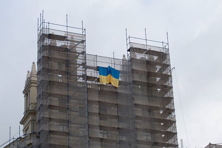 В Москве в понедельник 23 ноября задержаны трое активистов, вывесивших флаг Украины на строительных лесах вокруг высотного здания на Котельнической набережной.