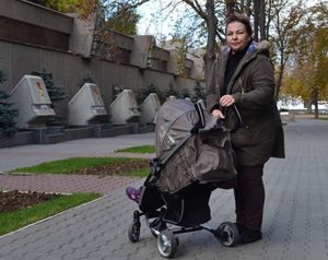 Автобус с зажатой дверьми детской коляской начал движение. Об этом рассказала мама детей, Лариса Соколова.