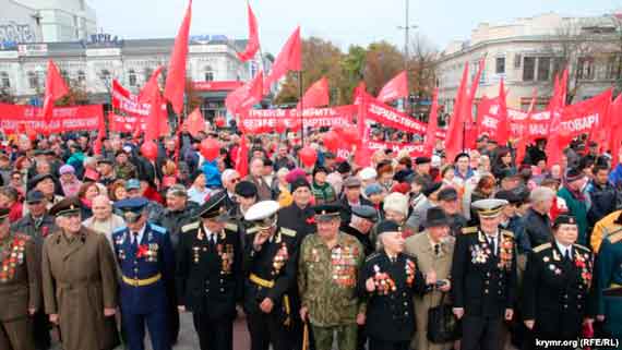 В Симферополе коммунисты отпраздновали 98-ю годовщину Октябрьской революции шествием и митингом на площади Ленина. Порядка 1000 человек с флагами и транспарантами прошли по проспекту Кирова, возложили цветы к памятнику Ленину и провели митинг.