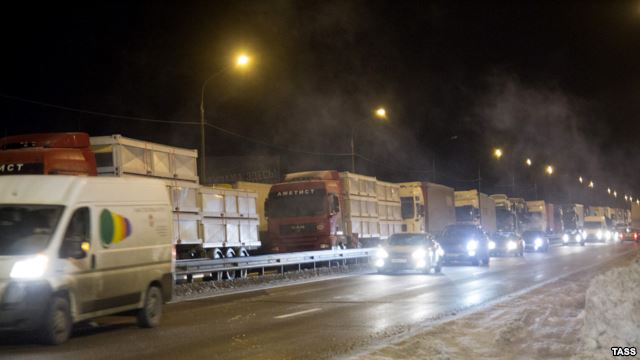 Многокилометровая пробка из фур на трассе Москва – Санкт-Петербург, 2 декабря 2012 года