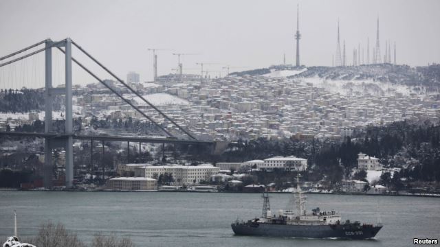 Разведывательный корабль Черноморского флота России "SSV-201 Приазовье" в водах Босфорского пролива на пути в Средиземное море. Февраль 2015 года
