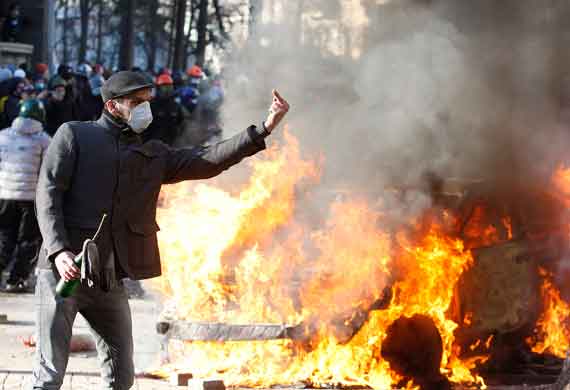 Во время столкновения сторонников оппозиции с военнослужащими внутренних войск МВД Украины у здания Верховной Рады, 18 февраля 2014 года. Фото: Максим Никитин / ТАСС