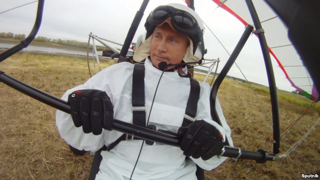 Владимир Путин на дельтаплане, 2012 год