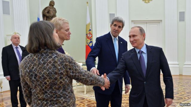 Президент России приветствует замгоссекретаря США Викторию Нуланд перед началом переговоров в Кремле