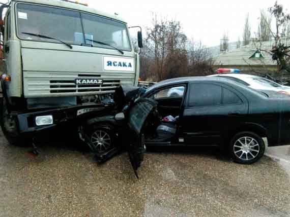 5 января в Инкермане в районе поселка Октябрьского, произошло жуткое ДТП: груженый бетоном КАМАЗ наехал на легковой автомобиль.