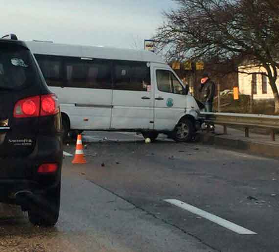 Утром 6 января в районе Ялтинского кольца произошла авария: микроавтобус Mercedes Sprinter столкнулся с автомобилем «Жигули». 