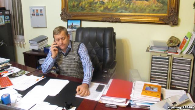 Олег Зубков в рабочем кабинете