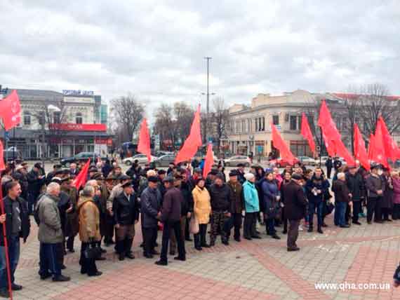 В Симферополе на площади Ленина состоялся митинг сторонников Коммунистической партии РФ (КПРФ) против действующей крымской власти в связи с повышением цен и тарифов