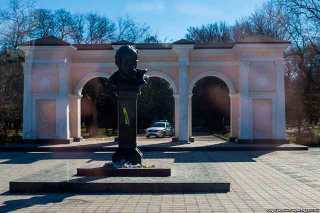 памятник Шевченко в Симферополе