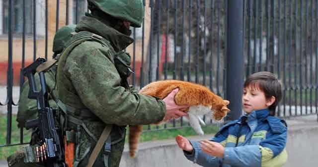 солдат отдает кота ребенку
