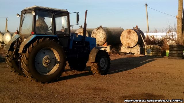 Около 100 фермеров из девяти районов Краснодарского края намерены провести тракторный пробег до Москвы, чтобы обратиться к президенту Владимиру Путину в связи с массовым рейдерским захватом земель в крае.