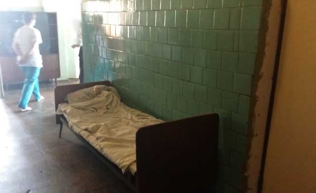 кровать в больничном коридоре