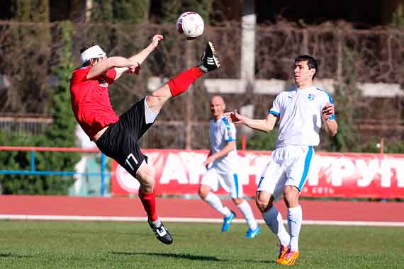 В субботу, 2 апреля, в Евпатории местный одноименный футбольный клуб на своем поле принимал «СКЧФ Севастополь»