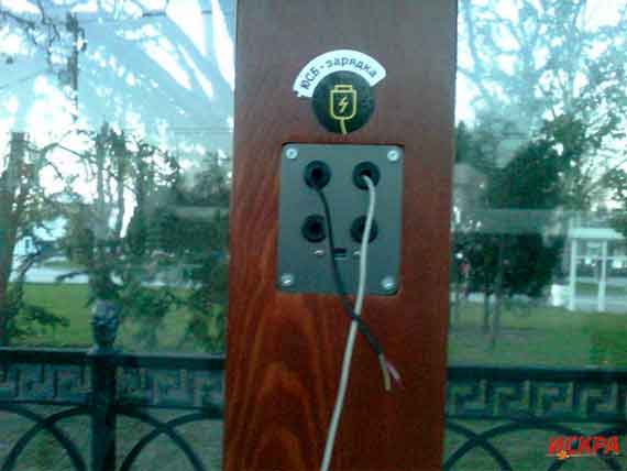 На «умной» остановке в центре Севастополя снова оборвали USB-кабель 