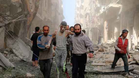 Последствия воздушного удара в северном пригороде Алеппо 26 апреля 2016 года