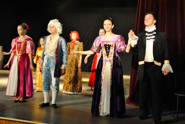 11 апреля 2016 года во Дворце детского и юношеского творчества города Севастополя состоялся финал показательных выступлений школьных театральных коллективов, принявших участие в фестивале-конкурсе театрального искусства.