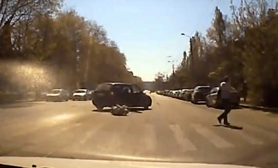 Вчера в Севастополе из движущегося автомобиля выпали женщина с маленьким ребенком