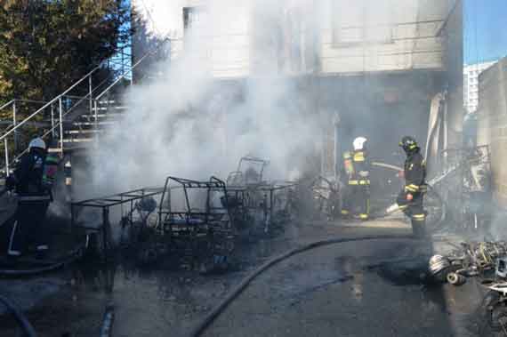 Севастопольские пожарные спасли трёх человек из горящего дома вечером 18 мая. Пожар произошел в частном жилом доме в садовом товариществе «Инициатор» Стрелецкой балки Гагаринского района.