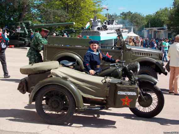 В Севастополе в воскресенье 8 мая прошла реконструкция штурма Сапун-горы 1944 года. Это традиционное мероприятие проходит в Севастополе на протяжении многих лет.