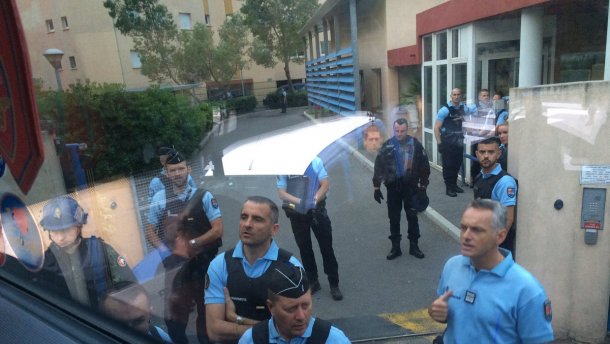группа российских болельщиков блокирована полицией в автобусе в пригороде Канн
