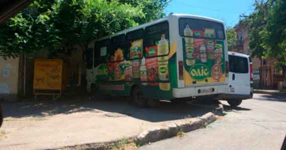 16 июня в центре Севастополя произошло дорожно-транспортное происшествие. Днем столкнулись микроавтобус «Опель» и городской автобус маршрута № 10. 