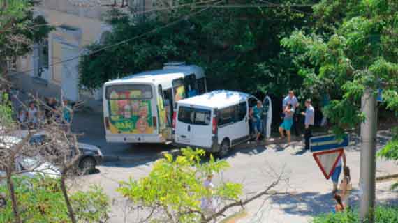 16 июня в центре Севастополя произошло дорожно-транспортное происшествие. Днем столкнулись микроавтобус «Опель» и городской автобус маршрута № 10. 