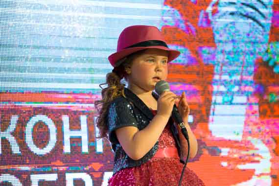 11 июня в семейном «Добром кафе» прошел традиционный детский творческий конкурс «Песня Добра» в котором приняли участие талантливые маленькие вокалисты возрастом от 6 до 14 лет.
