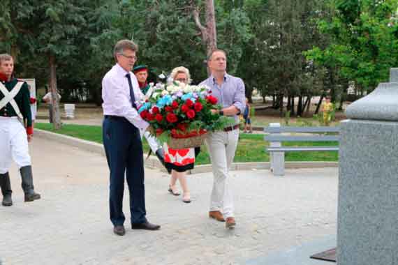 Министр культуры Российской Федерации Владимир Мединский во время пребывания в Севастополе возложил цветы к памятнику Греческому легиону императора Николая I
