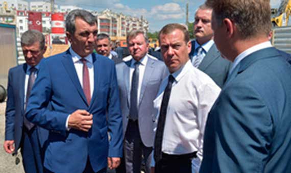 Премьер-министр Дмитрий Медведев в ходе своего визита в Севастополь посетил строительную площадку Хрусталёвской развязки и пообещал губернатору Сергею Меняйло рассказать, как правильно тратить деньги.