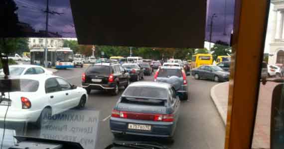 Центр Севастополя встал в пробке из-за работы дорожников. Возмущенные автовладельцы уже несколько часов не могут сдвинуться с места.