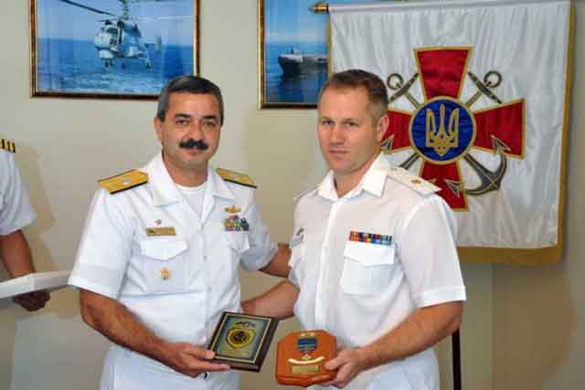 бывший начальника штаба – первый заместитель командующего Военно-морскими силами Украины Дмитрий Шакуро - справа