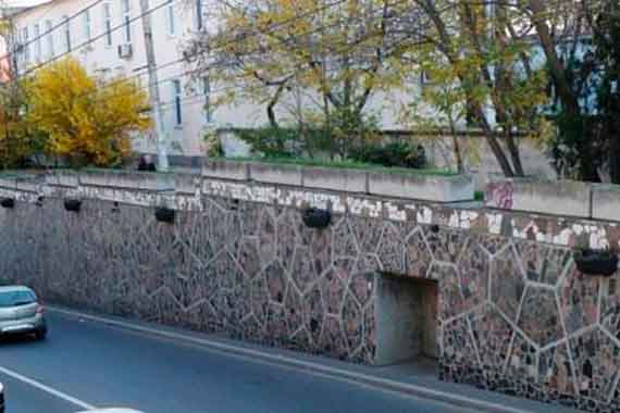 подпорная стена на улице Адмирала Октябрьского в Севастополе