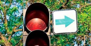 Шофёры из других регионов РФ часто сталкиваются на дорогах Севастополя с непонятным для них знаком – зелёной стрелкой на светофорах. Она разрешает поворот на красный запрещающий сигнал светофора.