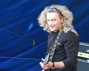 28 октября в рок-баре «БТР» (Хрюкина, 1) состоится акустический концерт лидера известной российской рок-группы «Год змеи» Алексея Марковникова.