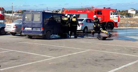 Приблизительно в 11 часов дня на стоянке торгового центра «Метро» загорелся припаркованный микроавтобус.