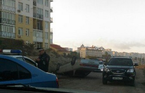 Воскресная погоня полицейского патруля за иномаркой Toyota Mark II в Севастополе завершилась задержанием водителя, но перед этим его машина перевернулась.