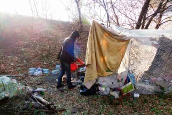 Супружеская пара из Крыма, приехавшая на заработки в Воронеж, лишилась документов и денег, и теперь вынуждена жить в палатке.